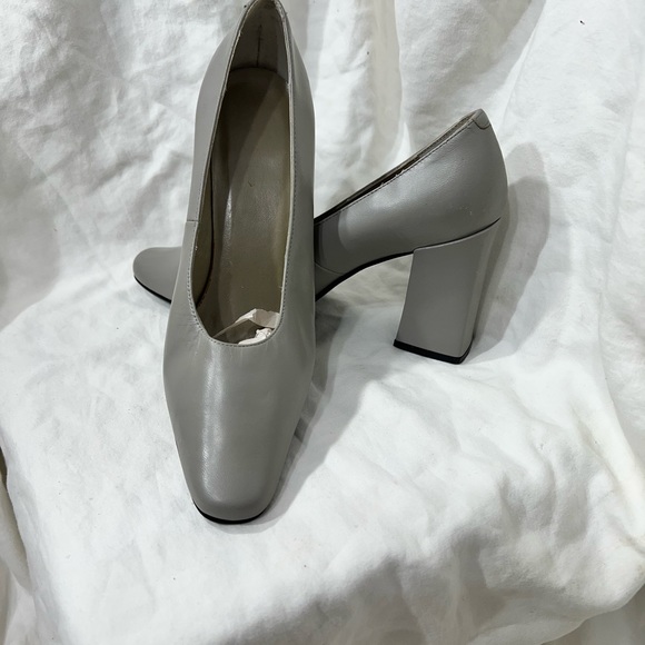 GRAY LEATHER SHOES SOURCE UNKNOWN 6 1/2 B, HEEL HEIGHT IS 3 1/2” INCHES. - Picture 6 of 16